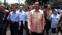 Gubernur DIY Sri Sultan HB X melihat persiapan penataan ulang trotoar di sisi timur Jl Malioboro yang dulu menjad tempat parkir akan berfungsi menjadi kawasan khusus pejalan kaki atau pedestrian.