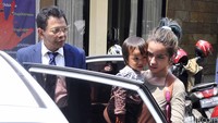 Sheila dan anaknya saat meninggalkan Komnas Perlindungan Anak, Pasar Rebo, Jakarta Timur, Selasa (5/4/2016). Pool/Noel/detikFoto.