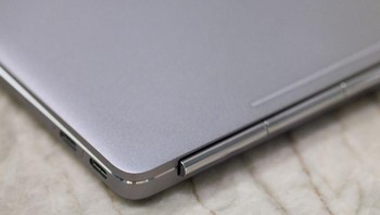 Tak kalah menarik adalah desainnya, ketebalannya tak sampai setengah inch. Foto: theverge