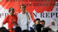 Penyerahan bantuan secara simbolis dilakukan Jokowi di Desa Sanggeng, Kecamatan Manokwari Barat, Manokwari, Selasa (5/4/2016). 