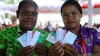  Bantuan yang diberikan antara lain bantuan Keluarga Harapan, bantuan untuk difabel dan Kartu Indonesia Pintar (KIP) untuk para pelajar.