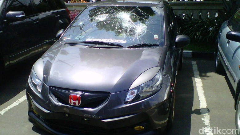 Konvoi Kemenangan Arema Cronus Diwarnai Pengrusakan Mobil Konvoi Kemenangan Arema Cronus Diwarnai Pengrusakan Mobil
