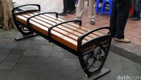 Salah satu contoh kursi yang akan ditempatkan di sepanjang kawasan khusus pejalan kaki.