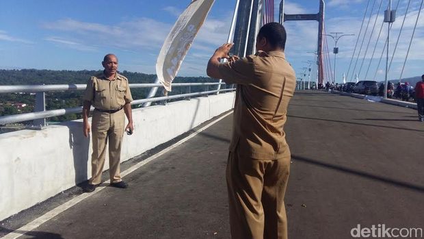 Warga Ambon Ramai ramai Selfie di Jembatan Terpanjang 