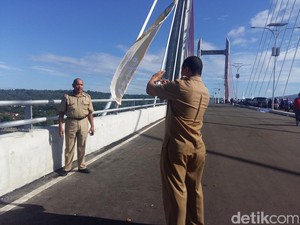 Jika Sudah Terpasang Rambu, Jembatan Merah Putih Dilarang untuk Selfie