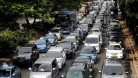 Kendaraan yang didominasi mobil pribadi ini bergerap merayap.