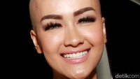Julia Perez menghabisi rambutnya hingga botak. Pool/Gus Mun/detikFoto.