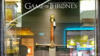 Di sebelahnya ada ICE, pedang kokoh punya Ned Stark yang ada dalam etalase yang sama dengan senjata pendek tajam mirip keris (Dagger) milik Pyat Pree.