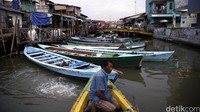 Sejumlah warga menyandarkan perahunya di perairan Pelabuhan Sunda Kelapa, Selasa (5/4/2016).