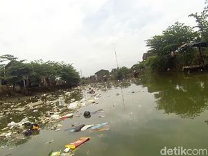 Menyisir Bak Sampah Terpanjang di Bandung