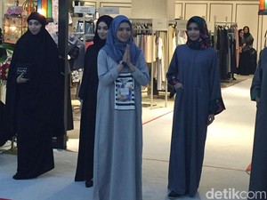 Huruf Arab & Tulisan Typo Hiasi Koleksi Abaya Terbaru Karya Vivi Zubedi