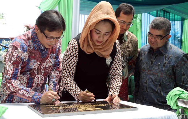 Khas ibu pejabat, bagian kepalanya terlihat memakai cepol sehingga hijab yang dikenakannya terlihat lebih tinggi di bagian kepala atas. Ia biasanya memilih pashmina dengan warna solid atau polos Foto: Rachman Haryanto