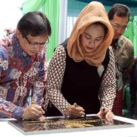 Khas ibu pejabat, bagian kepalanya terlihat memakai cepol sehingga hijab yang dikenakannya terlihat lebih tinggi di bagian kepala atas. Ia biasanya memilih pashmina dengan warna solid atau polos Foto: Rachman Haryanto