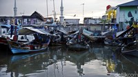 Di kawasan itu berdiri Masjid Keramat Luar Batang. Nantinya masjid itu tidak akan digusur, Pemprov DKI hanya menertibkan bangunan di atas sungai yang tak memiliki sertifikat.