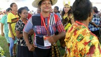 Sejumlah mama-mama berjoget saat menunggu kehadiran Presiden Joko Widodo di Dermaga Biriosi, Sanggeng, Manokwari, Papua Barat, Selasa (5/4/2016).