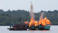 Satgas 115 Kementerian Kelautan dan Perikanan (KKP) yang bekerja sama dengan Polda Kepri dan TNI AL meledakkan lima kapal nelayan asing dengan rincian empat kapal nelayan Malaysia dan satu kapal nelayan Vietnam di Perairan Batam, Kepulauan Riau, Selasa (5/4). Kenapa Susi memilih pemberantasan illegal fishing sebagai langkah awal pemerintah dalam membangun ekosistem perikanan dan kelautan di Indonesia? Susi berulang kali menyebutkan bahwa langkah ini adalah fondasi untuk membangun pilar perikanan Indonesia selanjutnya, yakni keberlanjutan (sustainability) dan kesejahteraan (prosperity). ANTARA FOTO/M N Kanwa