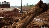 Sebuah mushola masih berdiri di tengah-tengah proyek tol Jagorawi-Cinere.
