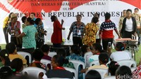 Suasana semakin semarak ketika beberapa anggota Staf Istana Negara ikut berjoget dan masyarakatpun ikut bertepuk tangan.