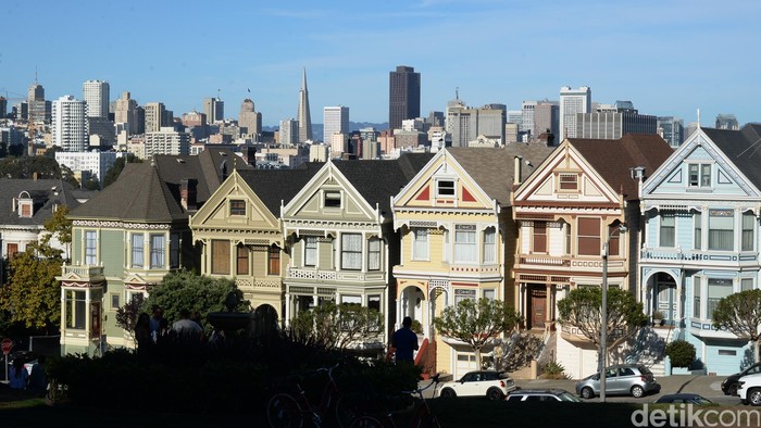 Bukit Alamo Square yang lebih dikenal sebagai Bukit Painted Ladies. Sebab, dari bukit ini terlihat jajaran rumah bergaya Victorian yang dicat warna-warni (painted ladies) dengan latar belakang gedung San Francisco modern.