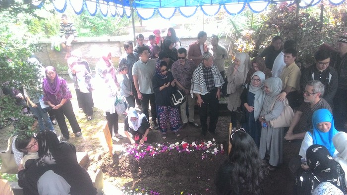 Isak Tangis Warnai Pemakaman Achmad Noeman