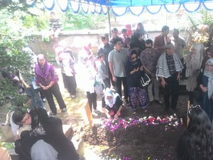 Isak Tangis Warnai Pemakaman Achmad Noeman