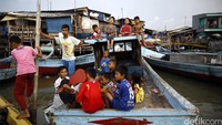 Sejumlah anak asyik bermain di atas perahu di perairan Pelabuhan Sunda Kelapa.