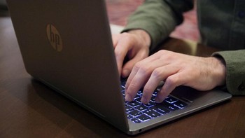 “HP (EliteBook Folio) akan benar-benar mengambil alih gelar tersebut (MacBook-red),” kata Ron Coughlin, Chief HP PC. Foto: theverge