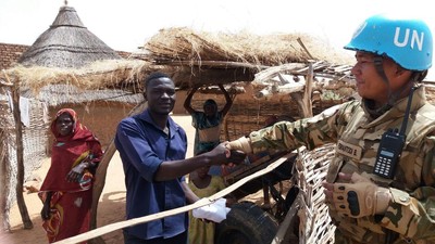 Prajurit TNI Bantu Warga Lokal di Darfur Barat