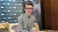 Isaac Hempstead Wright tampak santai saat sesi wawancara dengan media di Singapura.
