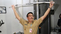 Wagub Djarot mencoba salah satu alat fitness di SMAN 2 Jakarta.