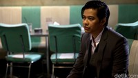 Suami Dewi Gita itu tampil necis dalam setelan jas.