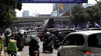 Kendaraan mengular panjang.