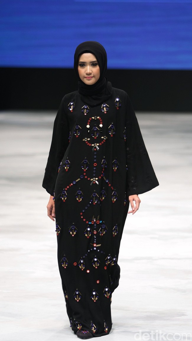 Vivi Zubedi Sulamn Voyage Indonesia Fashion Week 2016 at Jakarta Convention Center. Senayan. Jakarta. [Foto: Mohammad Abduh/Wolipop]