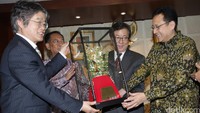 Irman Gusman saat menerima reflika Mahkota Emas Chonma-chong dari Ketua Tim Penelitian dan Pengembangan Agribisnis Korea Kwan Eung Lee (kiri) dan President of GNB Biotech Seoul National University Korea Young Joon Ahn.