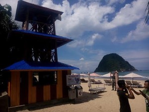 Pantai Pulau Merah Dilengkapi Tower Pemantau Wisatawan