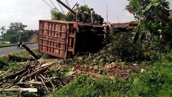 Truk Kontainer Sasak Rumah Lalu Timpa Mobil Mewah