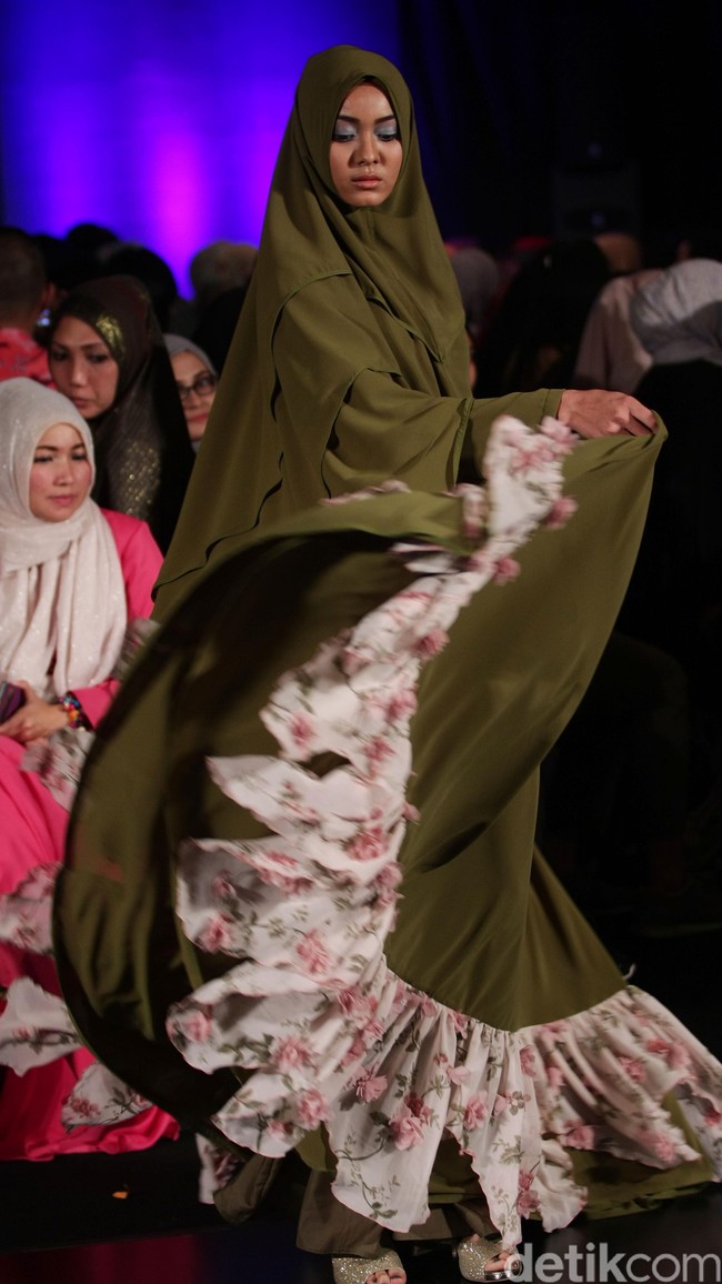 Lyra Virna Desert Rose Indonesia Fashion Week 2016. at Jakarta Convention Center. Senayan. Jakarta. [Foto: Mohamamd Abduh/Wolipop]