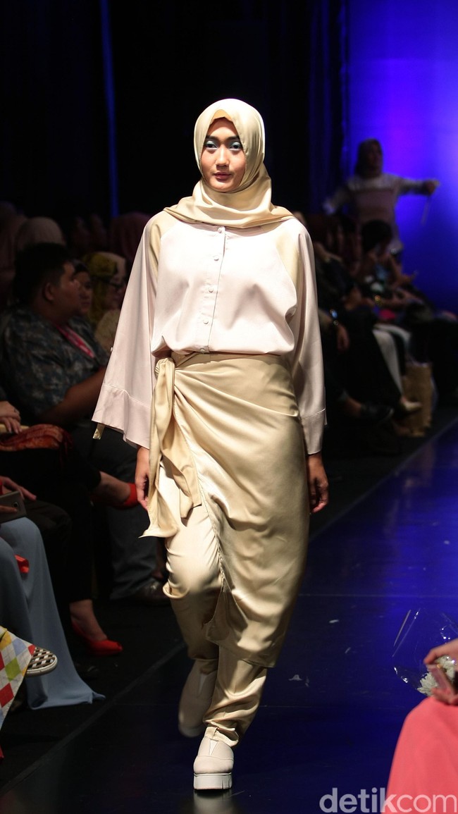 Meccanism by Zaskia Mecca, Indonesia Fashion Week 2016. at Jakarta Convention Center. Senayan. Jakarta. [Foto: Mohamamd Abduh/Wolipop]