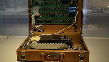 Apple Computer 1. Perangkat ini dirilis pada 1976 dan dijual seharga USD 666,66.  Foto: internet