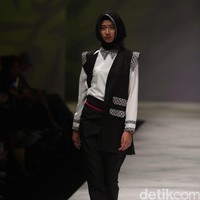 Zaskia Sungkar Hitam Poetih Indonesia Fashion Week 2016 at Jakarta Convention Center. Senayan. Jakarta. [Foto: Mohammad Abduh/Wolipop]