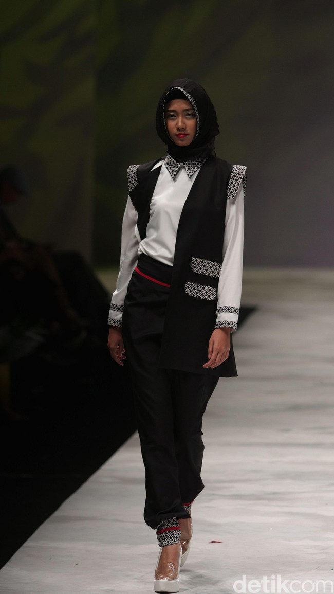 Zaskia Sungkar Hitam Poetih Indonesia Fashion Week 2016 at Jakarta Convention Center. Senayan. Jakarta. [Foto: Mohammad Abduh/Wolipop]