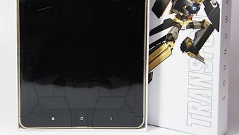 Ketika dibuka, di dalamnya terdapat perangkat Mi Pad. Foto: internet