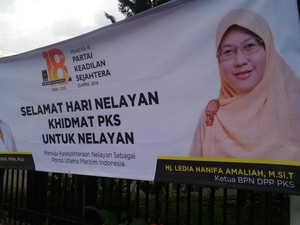 Spanduk Ledia Hanifa Terpampang di Depan DPP PKS