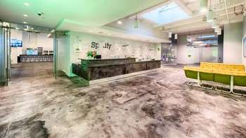 Salah satu kantor Spotify yang sangat asyik suasananya seperti halnya banyak perusahaan teknologi lain. Spotify makin berkembang tapi memang persaingan makin ketat, misalnya dari Apple Music. Foto: Spotifiy