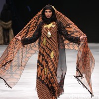 Kanjeung by Itang Yunasz for Badan Ekonomi Kreatif. Indonesia Fashion Week 2016 at Jakarta Convention Center. Senayan. Jakarta. [Foto: Mohammad Abduh/Wolipop]