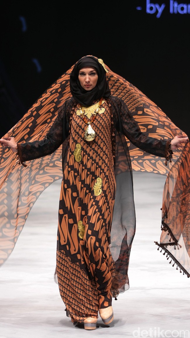 Kanjeung by Itang Yunasz for Badan Ekonomi Kreatif. Indonesia Fashion Week 2016 at Jakarta Convention Center. Senayan. Jakarta. [Foto: Mohammad Abduh/Wolipop]