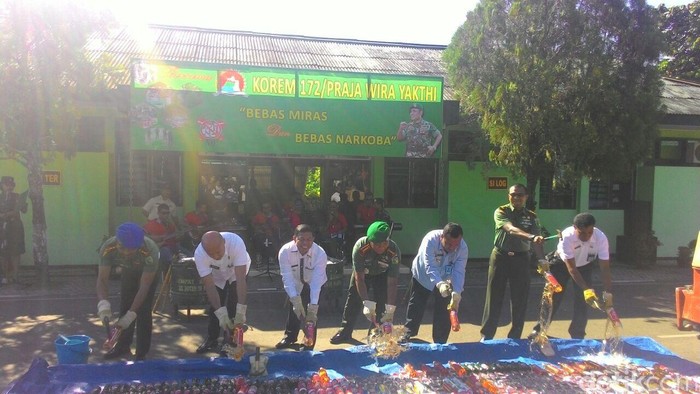 Korem Abepura Musnahkan 1.687 Botol Miras dan 162 Kg Ganja