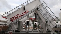 Pekerja menyiapkan booth pameran.