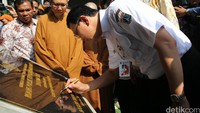 Ahok menandatangani prasasti peresmian RPTRA yang bersisian dengan gerbang tol Jembatan Tiga.