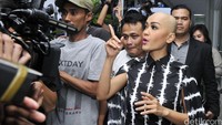 Jupe berharap sang suami hadir di sidang cerai kali ini. Pool/Noel/detikFoto.